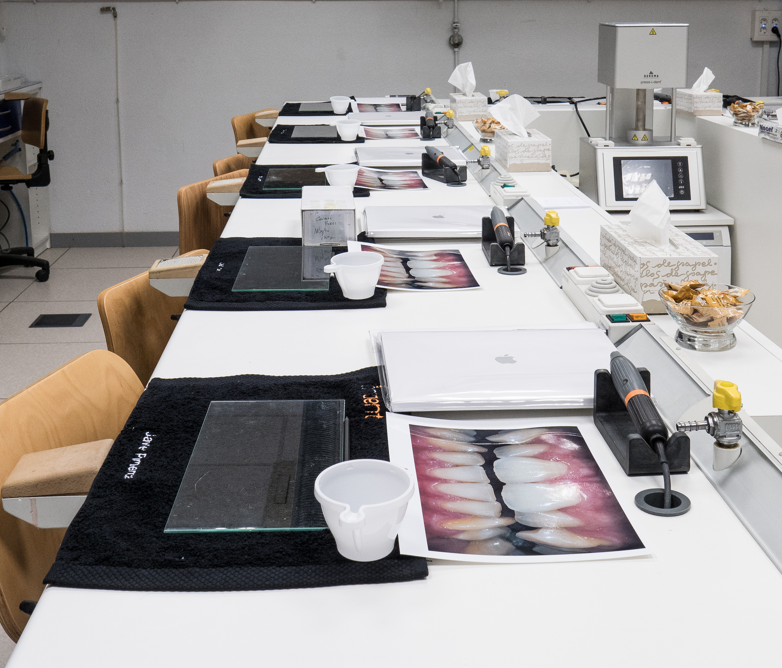 Puestos de trabajo del laboratorio Dental Reyes